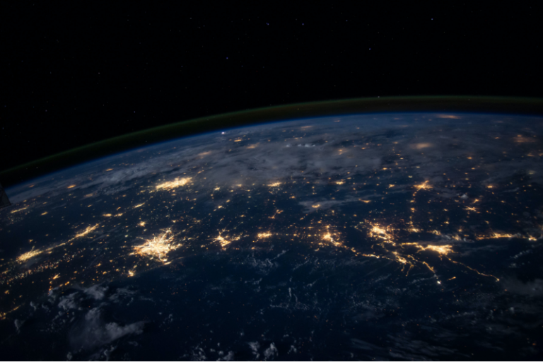 Bild der Erde bei Nacht mit Erdatmosphäre